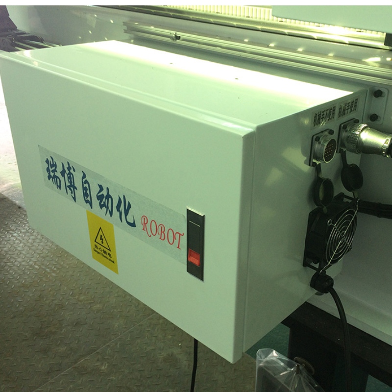 A horizontal moving robot is used to remove plastic products from an injection molding machine