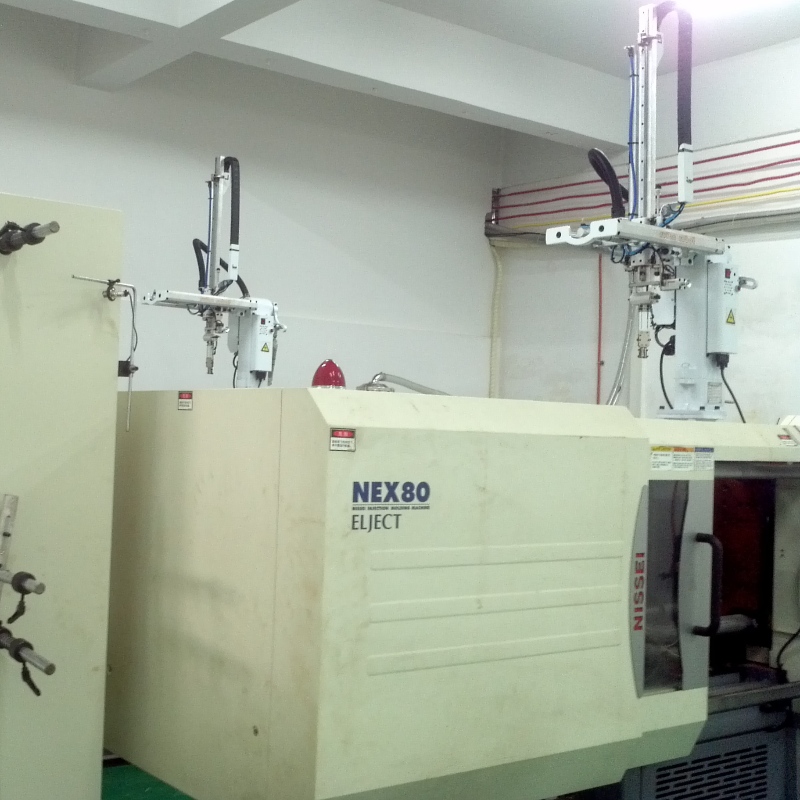 High capacity precision control injection molding machine manipulator